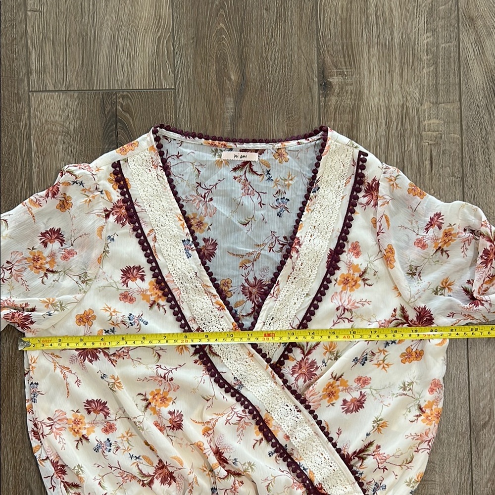 Like new - MI AMI Floral Wrap Crop Blouse with Lace Trim - Picture 12 of 13